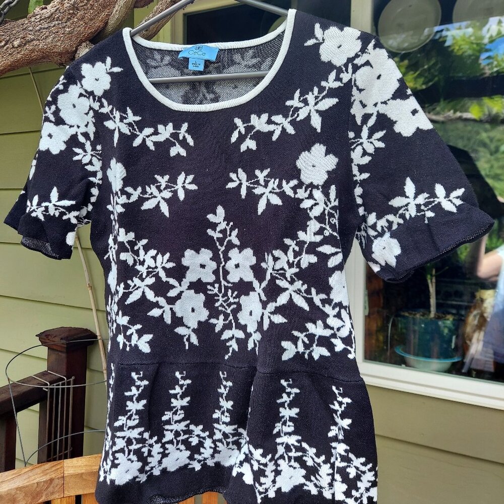 Black & White Flowered Lightweight Short-Sleeved Flared Sweater